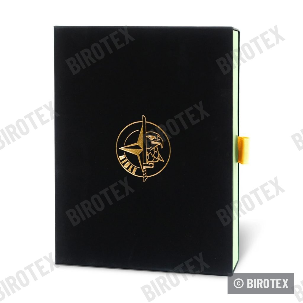 Notizbuch im schwarzen Etui, goldenes Emblem