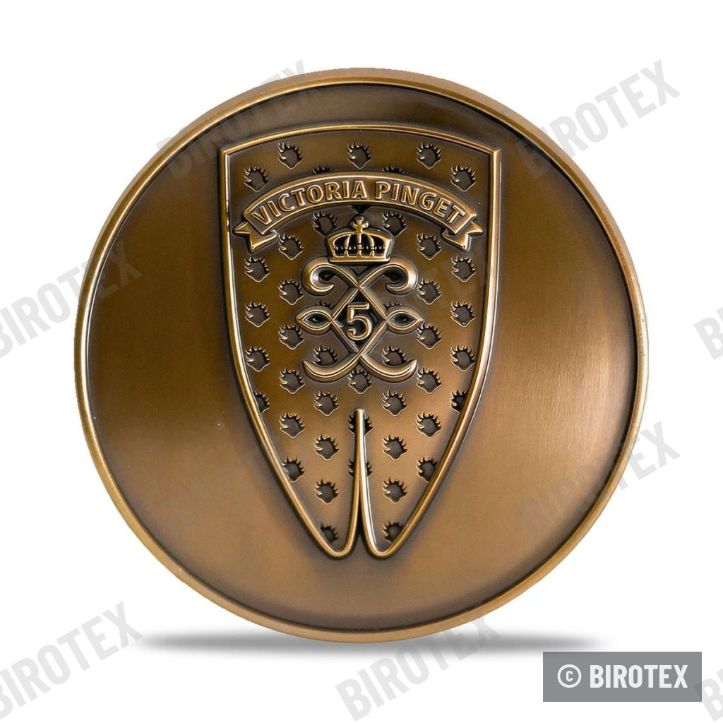 Moneda de bronce con escudo